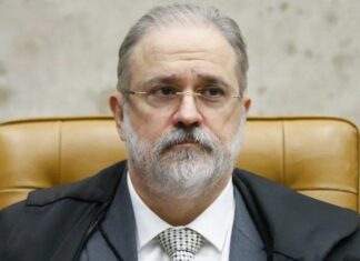 Mais de 40 procuradores enviam a Aras pedido para investigar Bolsonaro