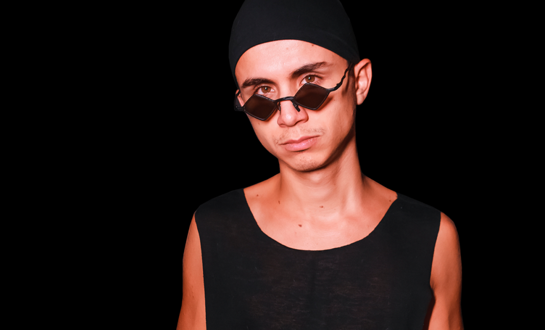 Laroc recebe Illusionize para o aniversário mais grave do ano