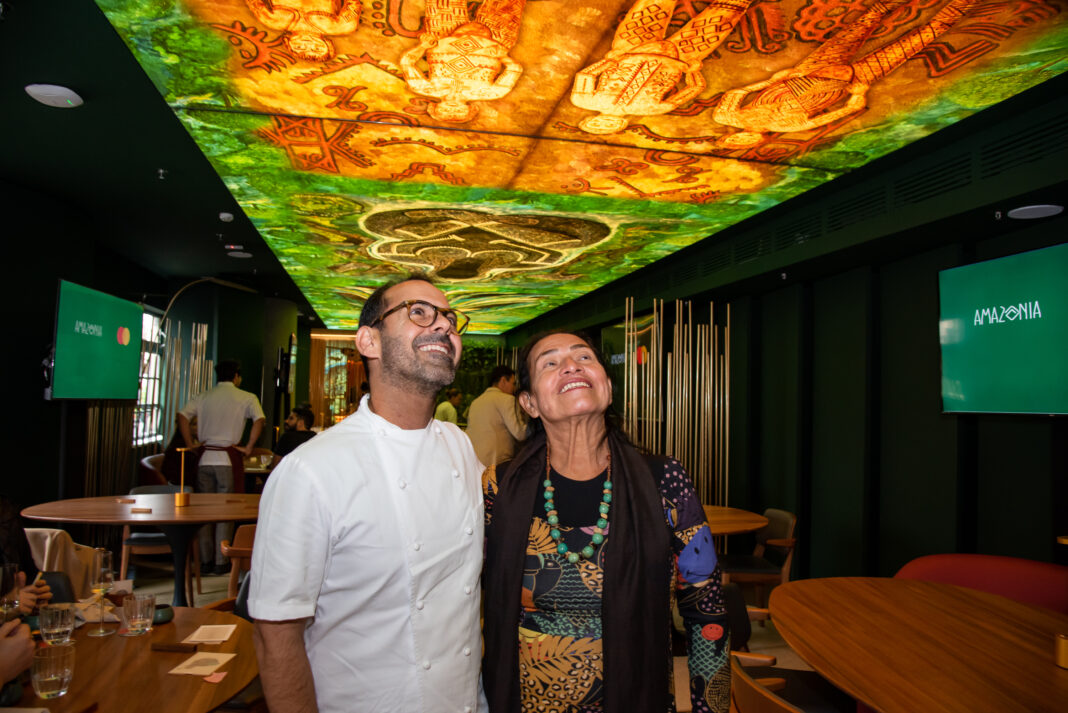 Chef Onildo Rocha e a artista visual Duhigó apreciando o teto de autoria da artista (1)