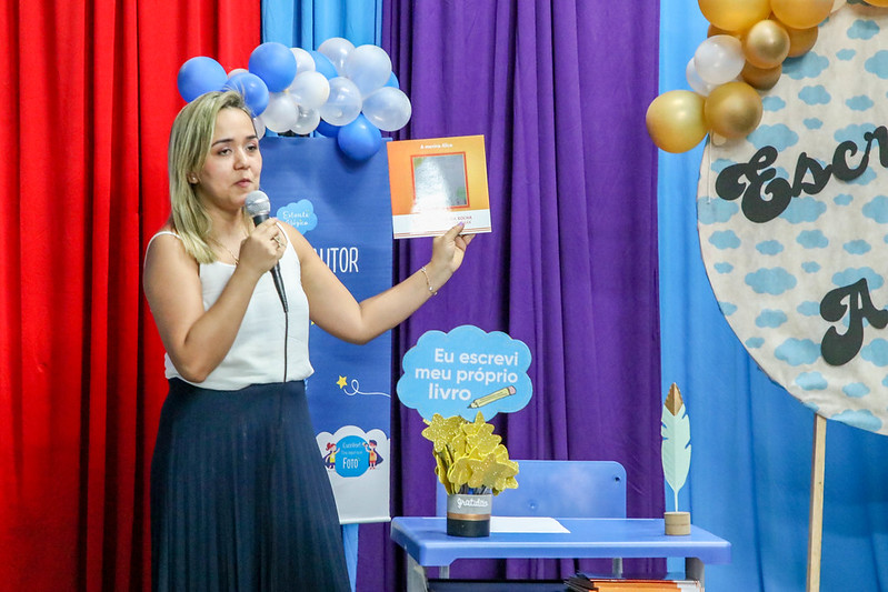 Prefeitura de Manaus promove tarde de autógrafos dos alunos que escreveram livros em sala de aula - Chumbo Grosso