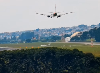 Passageiro vandaliza avião durante voo e é contido por tripulantes; assista