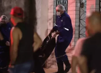 Professora encontrada morta estava ‘cimentada’ em calçada da própria casa