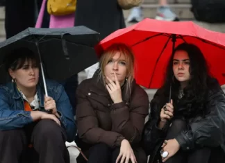 Turistas se reúnem no Palácio de Buckingham, derramam lágrimas em meio a preocupações com a rainha