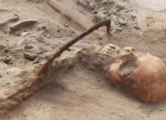 Esqueleto de ‘mulher vampira’ é achado com foice no pescoço