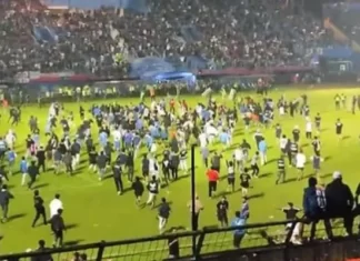 Futebol: confusão causa morte de 127 pessoas em jogo na Indonésia