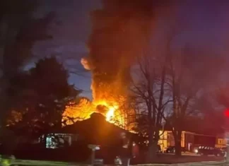Avião de pequeno porte cai em edifício de apartamentos; todos a bordo morrem