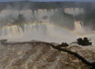 Passarela sobre Cataratas do Iguaçu é reaberta após redução da vazão