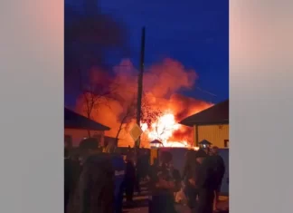 Caça russo cai em prédio residencial na cidade siberiana