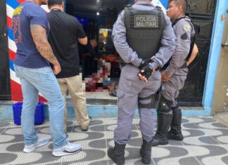 Mulher é assassinada com tiro na nuca enquanto comprava comida para filhos, no Centro de Manaus
