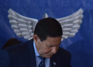 Mourão diz que multa ao PL é absurda: “É hora de combater a esquerda”