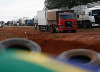 Contra o Rei Alexandre de Moraes I do STF, caminhoneiros fecham rodovias federais