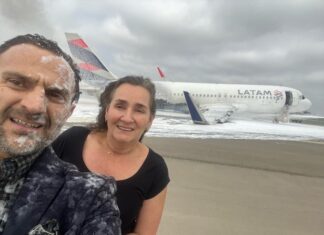 Avião da Latam prestes a decolar bate em caminhão e pega fogo em aeroporto, veja o vídeo