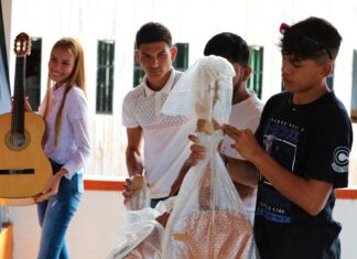 Governo do Amazonas entrega instrumentos musicais na comunidade Tumbira