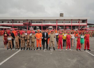 Wilson Lima entrega certificados para bombeiros mirins formados no Amazonas