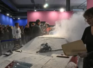 Vídeo: surtados, ativistas climáticos jogam farinha em “BMW” pintada por Warhol