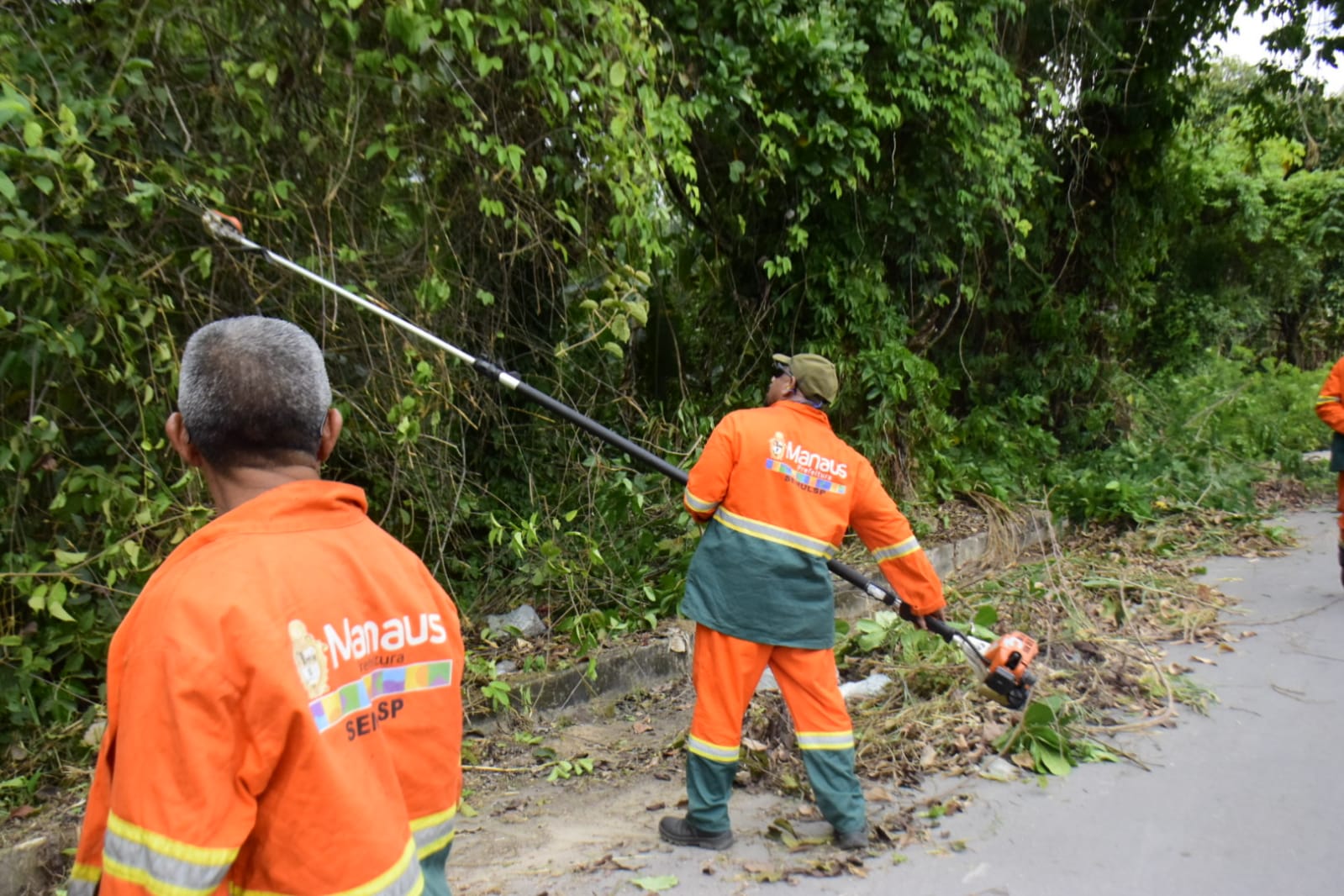 Prefeitura refor&ccedil;a limpeza na zona Leste de Manaus - Chumbo Grosso