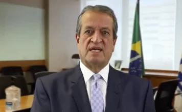 PL reconhece derrota, mas Flávio Bolsonaro rejeita urnas e exige cancelamento da eleição