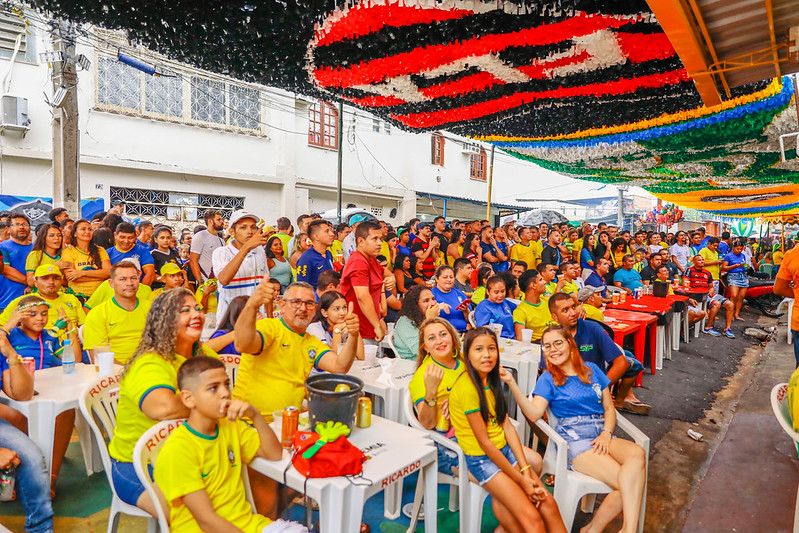 Rua da Copa' no Morro da Liberdade re&uacute;ne p&uacute;blico de 10 mil pessoas para  assistir ao 3&ordm; jogo do Brasil - Chumbo Grosso