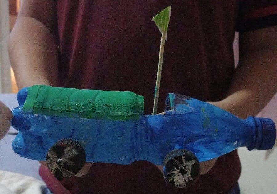 FAPEAM. ALUNO TRANSFORMA GARRAFA PET EM UM BARCO DE BRINQUEDO. FOTO. ACERVO ANGELA MARIA