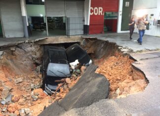 Fortes chuvas causam estragos em Manaus, crateras se abriram engoliram carros, veja