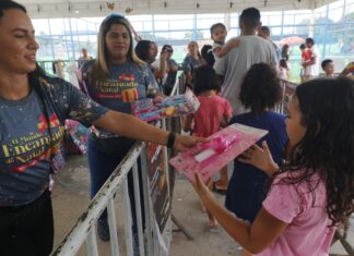 Moradores do bairro Colônia Terra Nova recebem “Natal Itinerante” do Governo do Estado