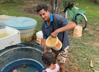 Pai cuida sozinho de quatro filhas, história viraliza após ele revelar sonho de ter um banheiro e ganha vaquinha