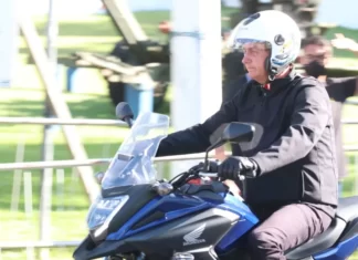 Bolsonaro passeia de moto no sábado de natal e fala com apoiadores, veja o vídeo