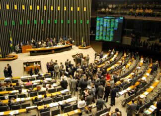 Câmara dos Deputados aprova PEC da Transição em primeiro turno