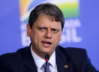 Tarcísio anuncia ampliação de escolas cívico-militares contra o retrocesso da educação do governo Lula