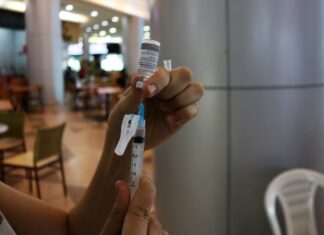 Vacinação em supermercados atendeu a população em todas as regiões de Manaus nesta sexta-feira