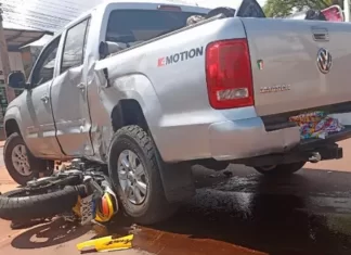 Brasil: Motociclista morre e moto fica “presa” em caminhonete