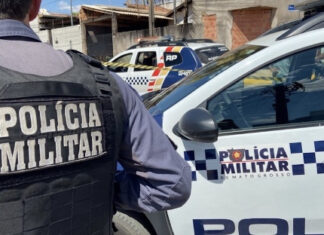 Casal bêbado esquece filha de 5 anos trancada no carro