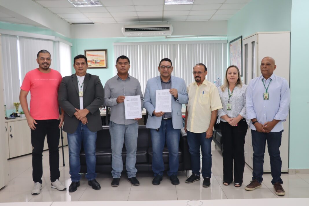 Diretor-Presidente do Idam, Daniel Borges e Reitor Jaime Cavalcante Alves com o termo assinado