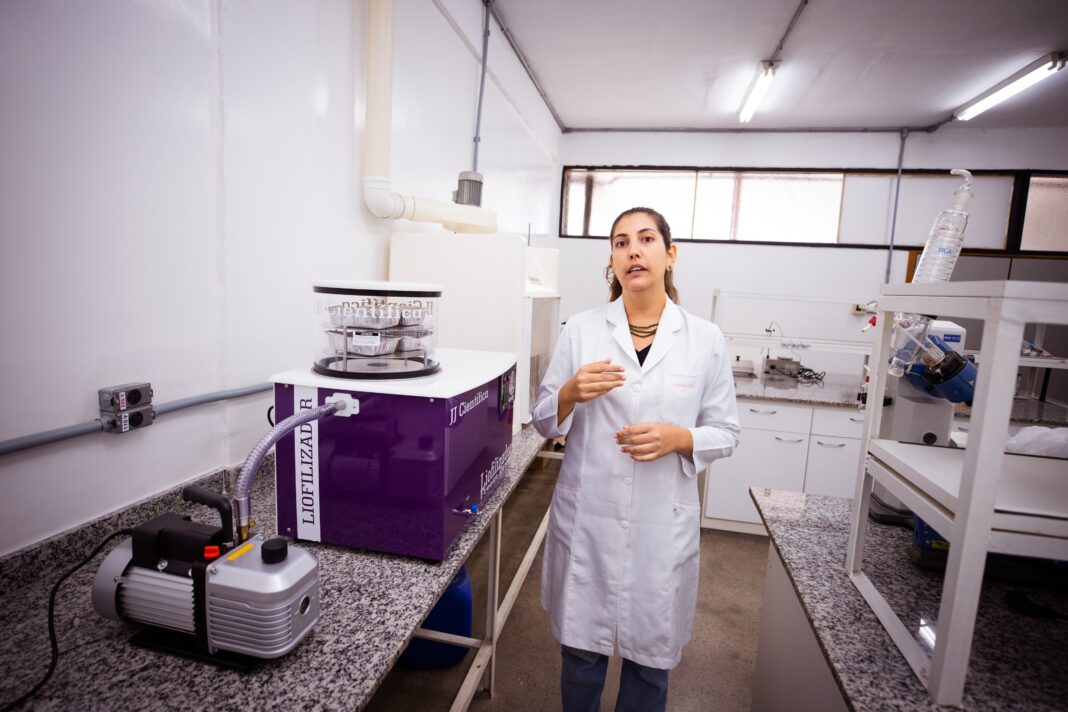 FAPEAM-Pesquisadora SUZANA KOTZENT - ESTRATÉGIA DE MANEJO ALIMENTAR - FOTOS ÉRICO XAVIER - FAPEAM (3)