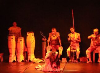 Oficina aborda técnicas de improviso e leitura de movimento corpóreo no palco do Teatro Américo Alvarez