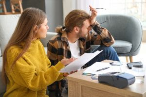 Gastos excessivos e o acúmulo de dívidas no início do ano podem causar transtornos de ansiedade, depressão e insônia, alertam especialistas do HSPE