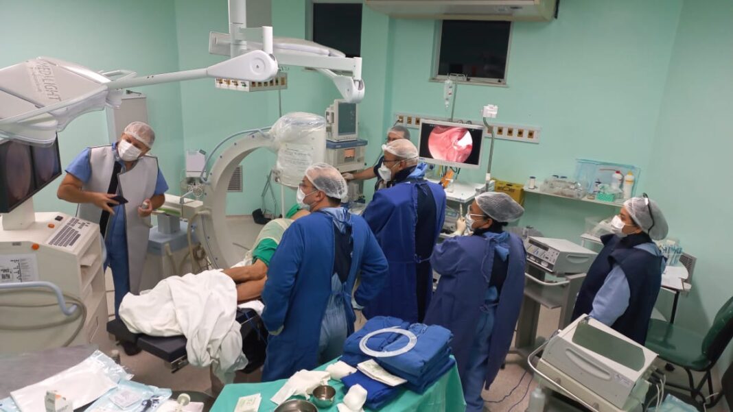 O procedimento é realizado dentro do Centro Cirúrgico e com o apoio da radiologia - Foto: Divulgação / FCecon