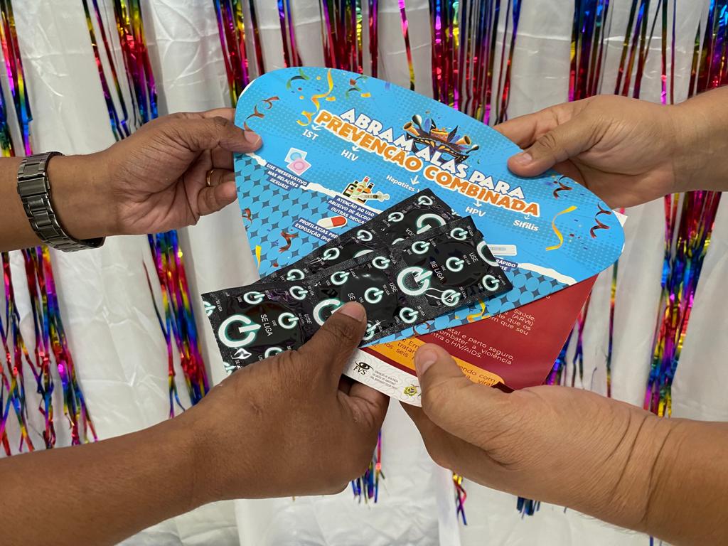 Orientações visam que foliões brinquem o Carnaval mantendo a saúde - Foto: Girlene Medeiros/FVS-RCP, Divulgação/FVS-RCP e Arquivo/Secretaria de Cultura e Economia Criativa