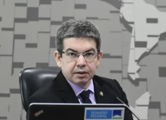‘Randolfe Rodrigues deve ser investigado por roubo de celular’