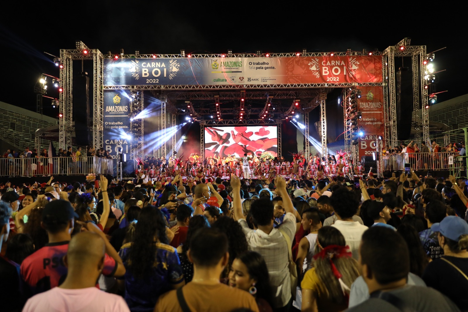 Mais de 30 artistas se revezam no palco do Carnaboi neste fim de semana, no  Samb&oacute;dromo - Chumbo Grosso