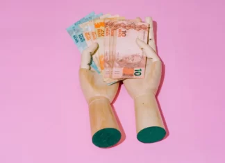 Desconto do INSS no salário muda neste mês; veja a nova tabela com os valores
