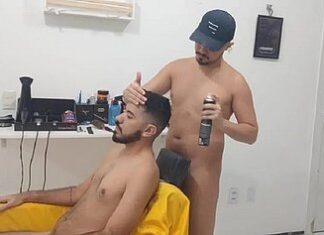 Barbearia onde todo mundo fica nu recebe clientes até de outros países