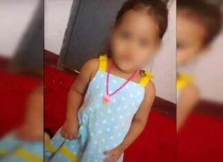 Mãe e namorada espancam menina de 4 anos e deixam em estado grave; veja vídeo