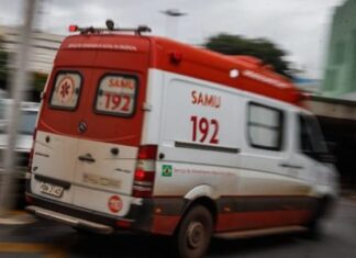 Sem querer ir à escola, criança finge não acordar, e mãe em pânico chama o Samu