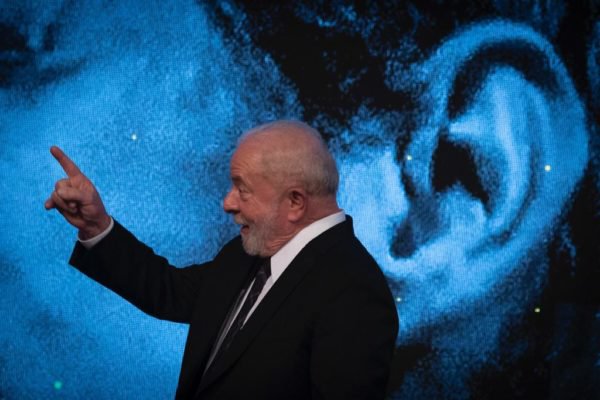 Presidente-Lula-chega-ao-palco-do-centro-de-convencoes-Ulisses-Guimaraes-aniversario-PT-9-600x400.jpeg