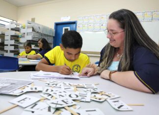 Professoras do Ensino Fundamental utilizam tempo livre para alfabetizar alunos