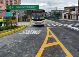 Assaltantes agridem passageiros de ônibus durante ação criminosa no T1 na capital amazonense
