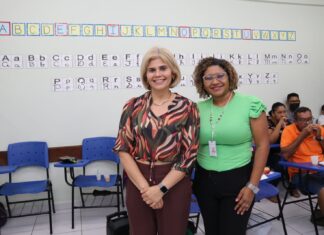 Pessoas idosas são alfabetizadas por meio de escolarização na FUnATI