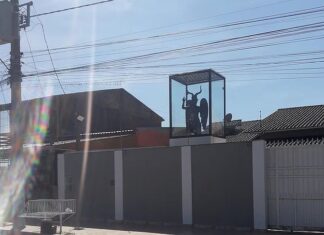 Você passaria por perto? Estátua de cabra chifruda é colocada em casa e assusta vizinhos