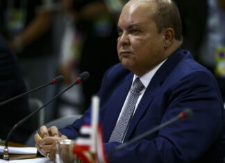 Moraes determina retorno de Ibaneis ao cargo de governador do DF